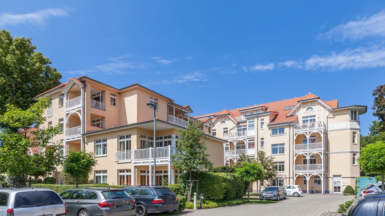 Südseite mit Parkplätzen am Haus Südseite mit Parkplätzen am Haus